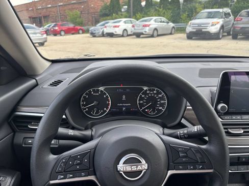 Used 2025 Nissan Altima 2.5 SV FWD image 34