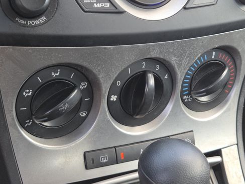Used 2011 MAZDA MAZDA3 i Touring FWD image 26