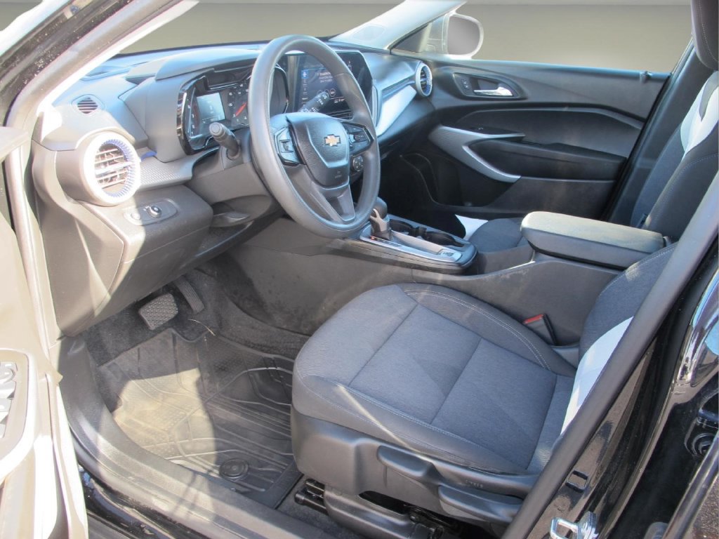 Used 2024 Chevrolet Trax LS w/ Driver Confidence Package FWD image 9