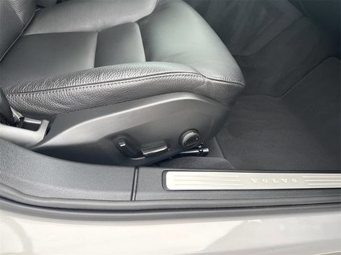 Used 2025 Volvo V60 B5 Cross Country Plus image 35