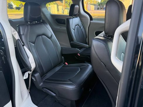 Used 2023 Chrysler Pacifica Touring-L image 29