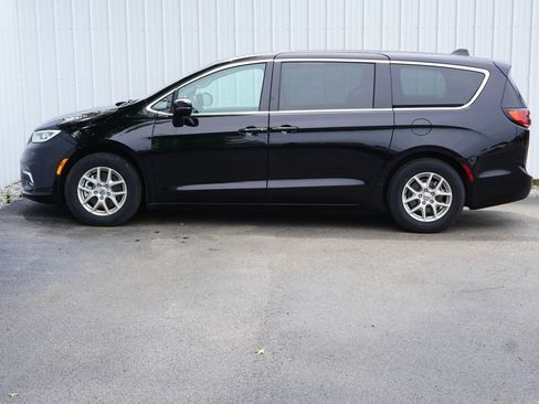 Used 2024 Chrysler Pacifica Touring-L FWD image 3
