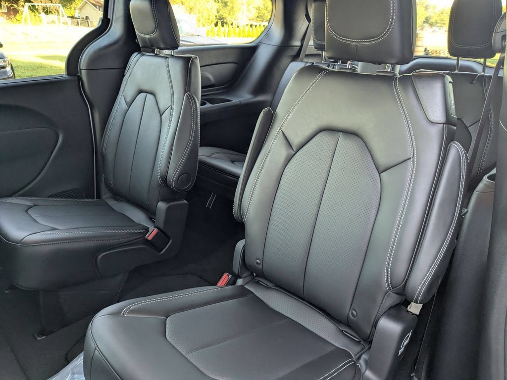New 2027 Chrysler Pacifica Select AWD/4WD image 17