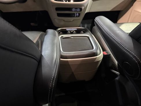 Used 2022 Chrysler Pacifica Touring-L AWD/4WD image 23