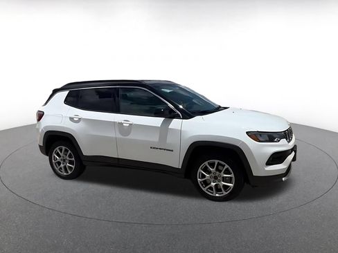 Used 2025 Jeep Compass Limited AWD/4WD image 2