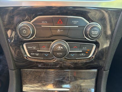 Used 2019 Chrysler 300 Limited AWD/4WD image 13