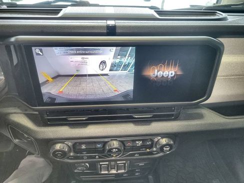 Used 2025 Jeep Gladiator Sport AWD/4WD image 17
