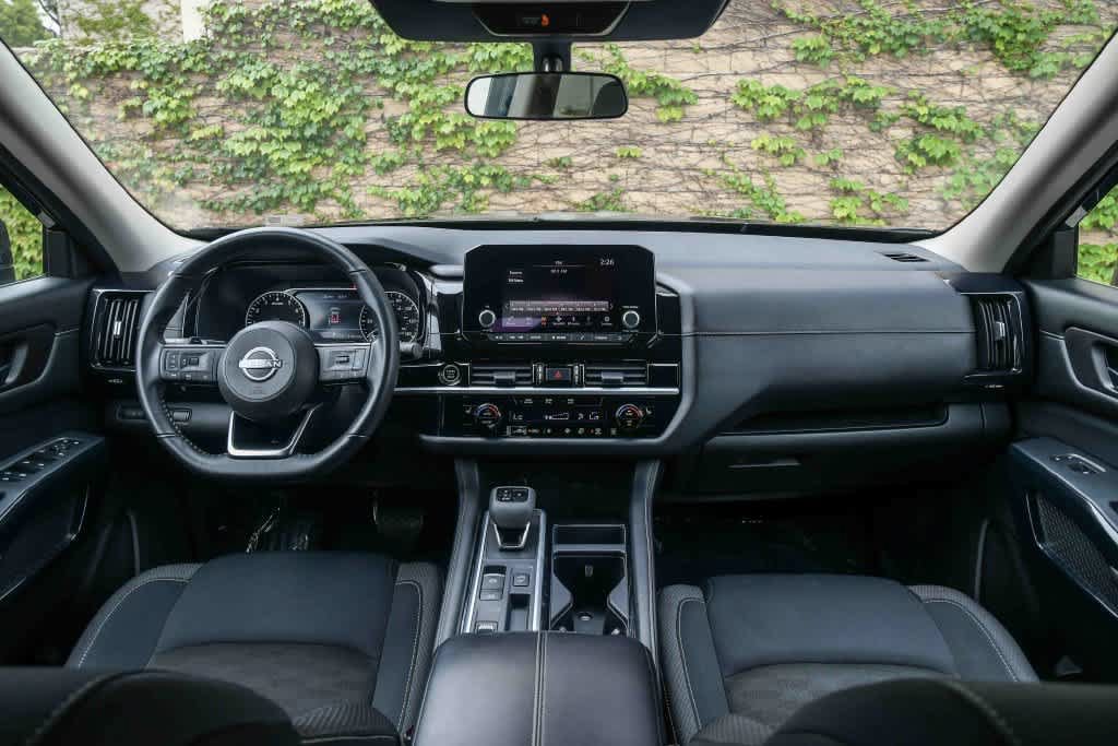 Used 2024 Nissan Pathfinder SV w/ SV Premium Package FWD image 15