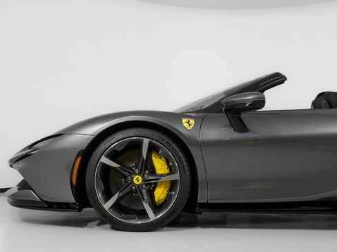 Used 2022 Ferrari SF90 Spider image 16