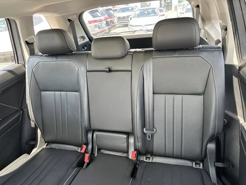 Used 2022 Volkswagen Tiguan SE w/ Panoramic Sunroof Package FWD image 21