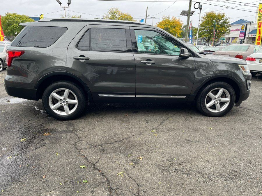 Used 2017 Ford Explorer XLT w/ Equipment Group 202A AWD/4WD image 5