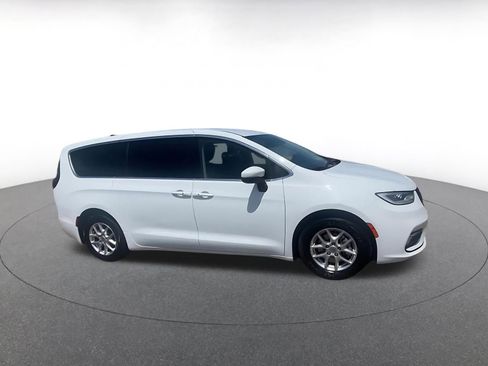 Used 2023 Chrysler Pacifica Touring-L image 2