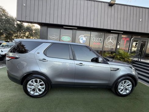 Used 2020 Land Rover Discovery SE image 8