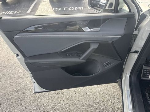 New 2026 Volkswagen Tiguan SEL R-Line image 24