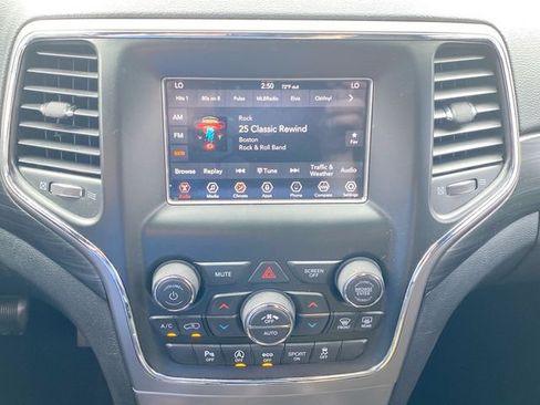 Used 2020 Jeep Grand Cherokee Laredo RWD image 13