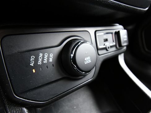 Used 2023 Jeep Renegade Latitude AWD/4WD image 28