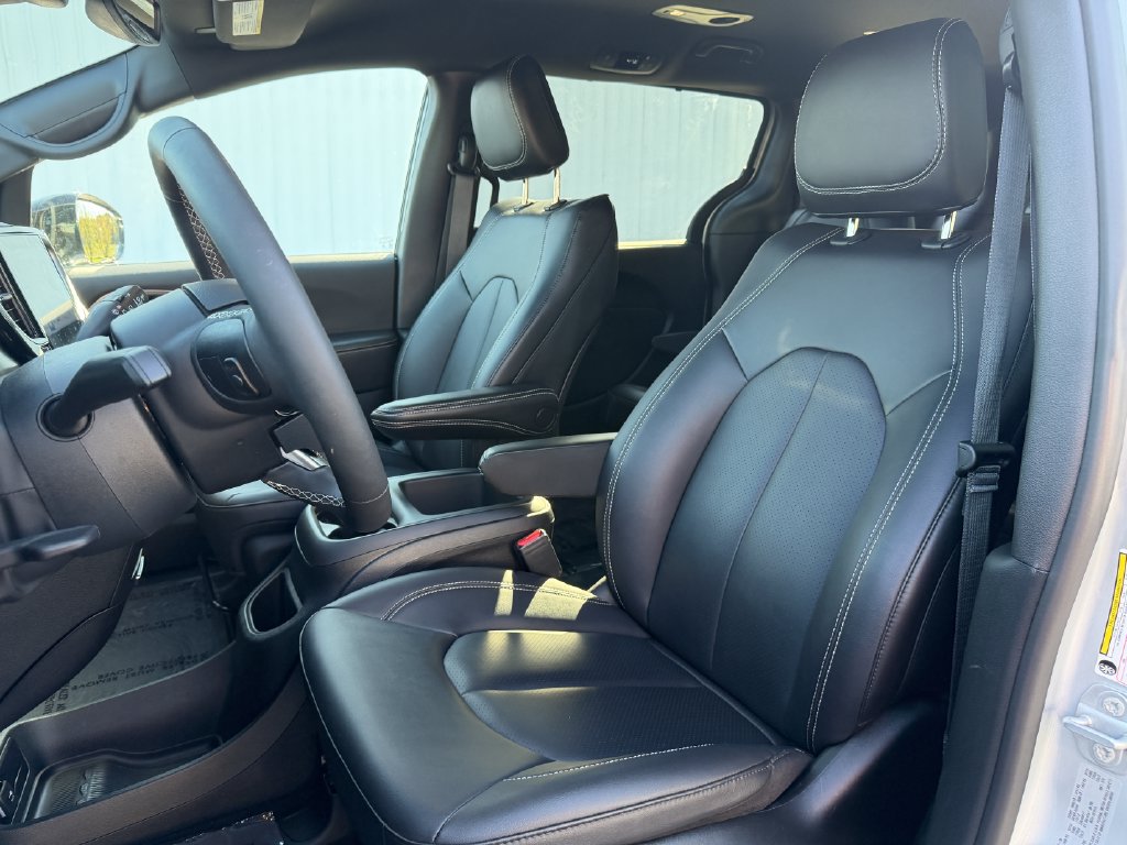 Used 2026 Chrysler Pacifica Select FWD image 19