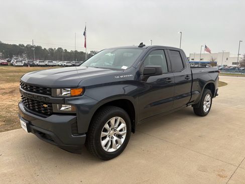 Used 2020 Chevrolet Silverado 1500 Custom w/ Custom Value Package image 4