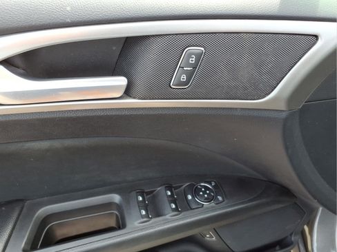 Used 2020 Ford Fusion SE FWD image 12