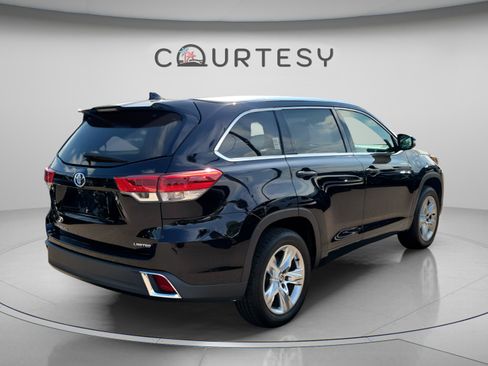 Used 2018 Toyota Highlander Limited FWD image 3