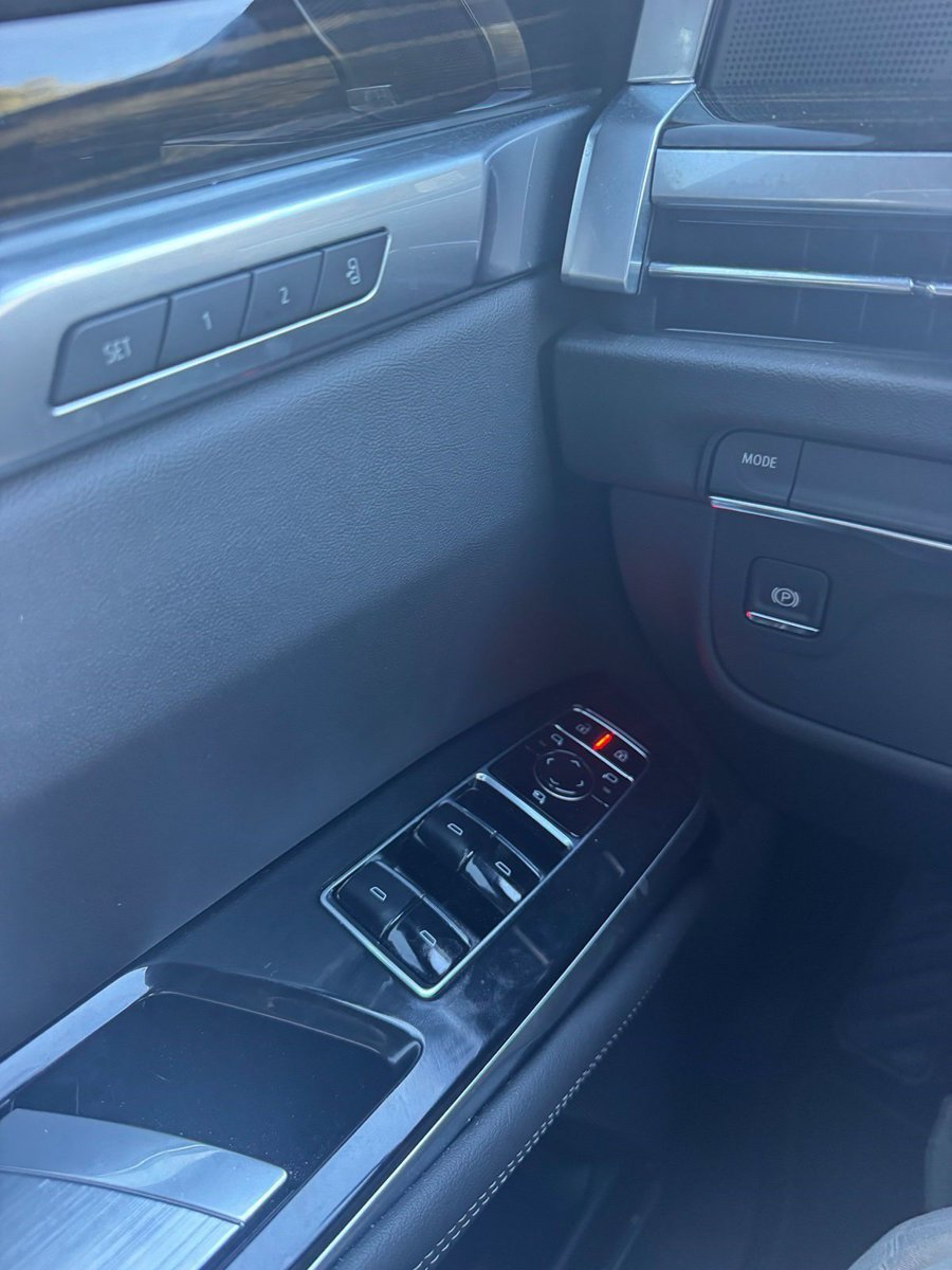 Certified 2025 Cadillac Escalade Luxury RWD image 17