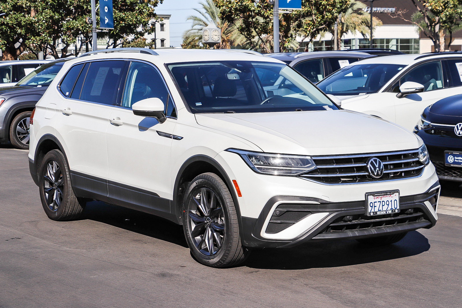 Used 2023 Volkswagen Tiguan SE FWD image 3