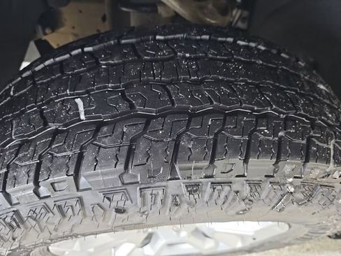 Used 2025 Chevrolet Silverado 1500 LT image 24