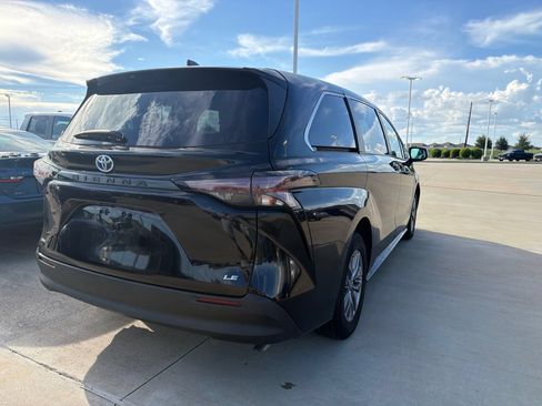 Certified 2025 Toyota Sienna LE FWD image 3