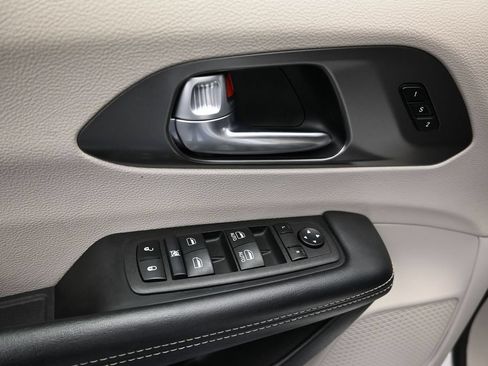 Used 2024 Chrysler Pacifica Touring-L FWD image 17