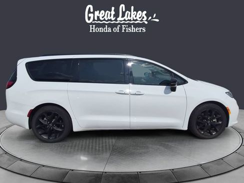 Used 2025 Chrysler Pacifica Limited FWD image 6
