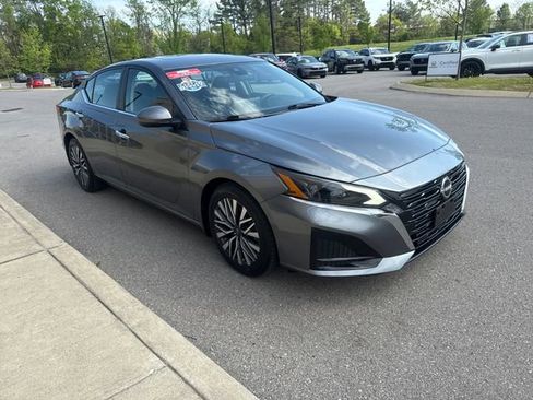 Used 2023 Nissan Altima 2.5 SV w/ SV Premium Package image 6