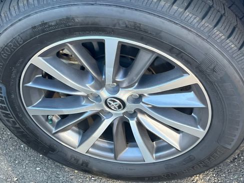 Used 2019 Toyota Highlander XLE AWD/4WD image 10
