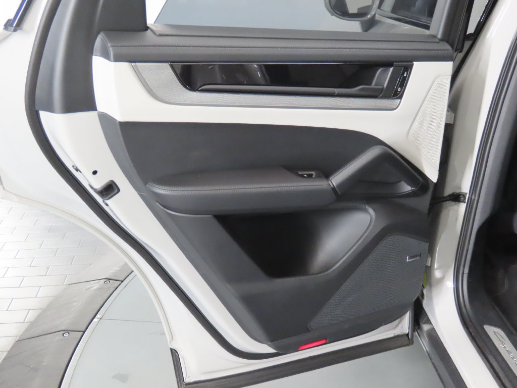 Certified 2026 Porsche Cayenne E-Hybrid AWD/4WD image 46