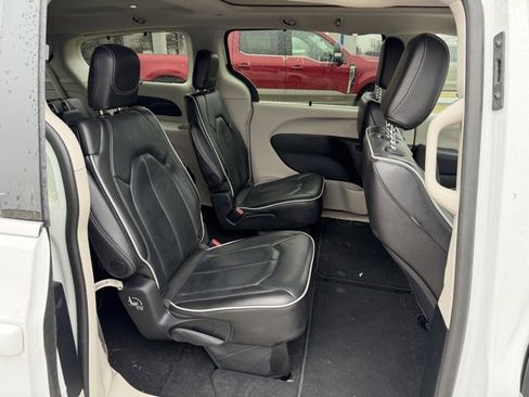 Used 2024 Chrysler Pacifica Limited image 9
