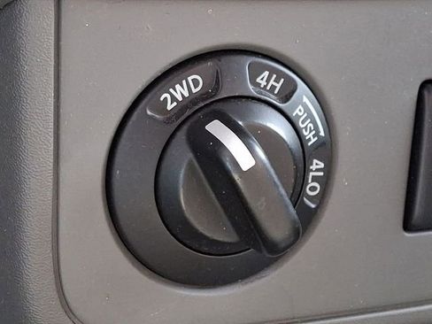 Used 2010 Nissan Frontier SE image 21