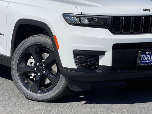 New 2025 Jeep Grand Cherokee L Laredo image 3