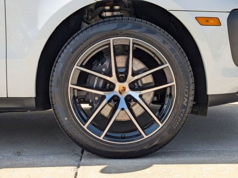 Certified 2025 Porsche Macan AWD/4WD image 29