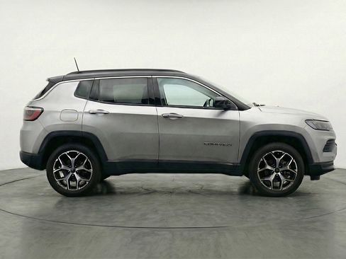 Used 2025 Jeep Compass Limited image 11