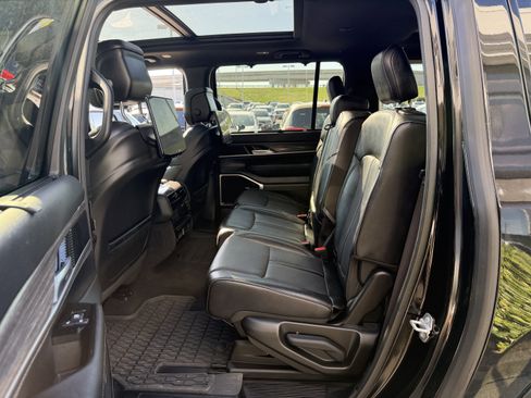 Used 2024 Jeep Wagoneer L Series III w/ Premium Group I image 30