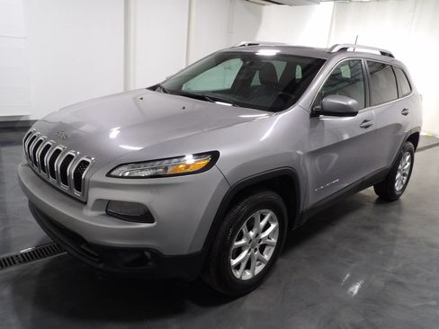Used 2018 Jeep Cherokee Latitude Plus w/ Cold Weather Group AWD/4WD image 3