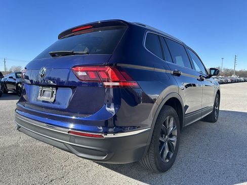 Used 2023 Volkswagen Tiguan SE w/ Panoramic Sunroof Package image 5