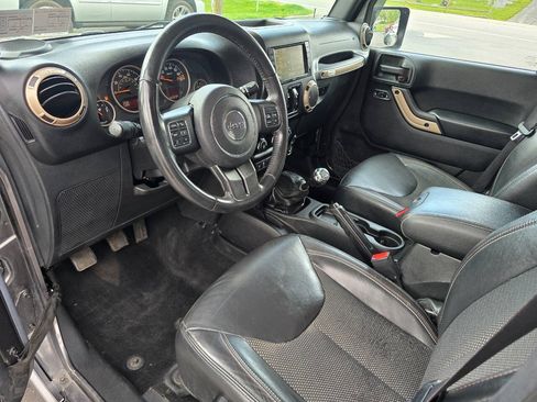 Used 2017 Jeep Wrangler Unlimited Sahara AWD/4WD image 12