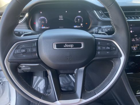 Used 2023 Jeep Grand Cherokee Laredo AWD/4WD image 17