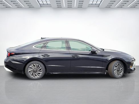 New 2025 Hyundai Sonata Limited image 4