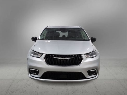 Certified 2024 Chrysler Pacifica Touring-L image 3