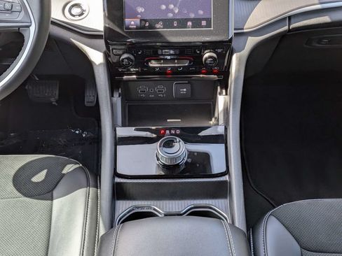 Used 2025 Jeep Grand Cherokee L Altitude RWD image 19