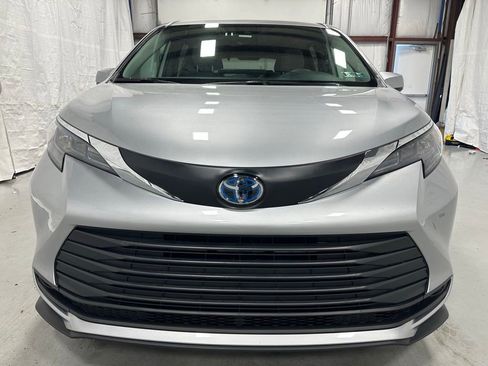 Used 2025 Toyota Sienna LE FWD image 2