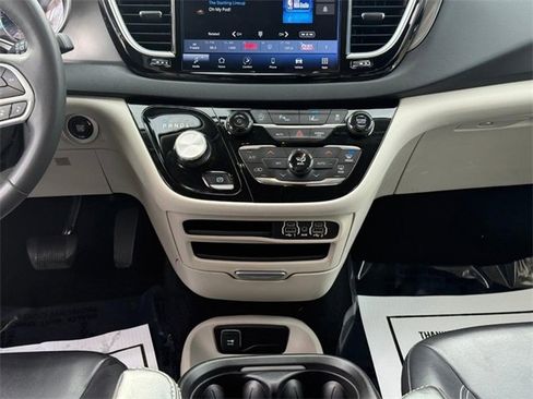 Used 2023 Chrysler Pacifica Touring-L image 15