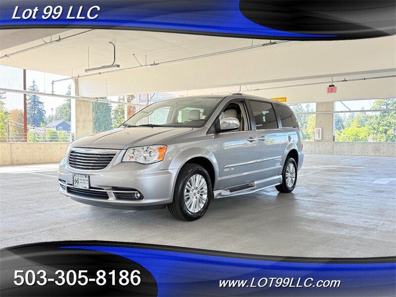 Used 2013 Chrysler Town & Country Limited w/ Luxury Group FWD image 10