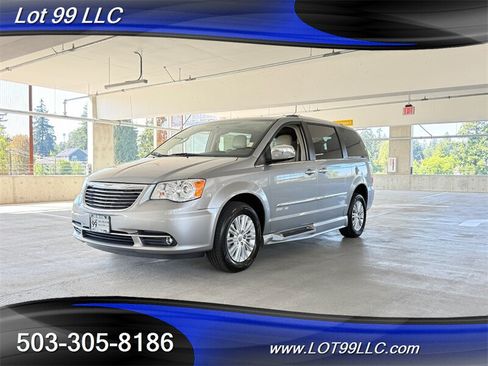 Used 2013 Chrysler Town & Country Limited w/ Luxury Group FWD image 10